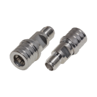 Adaptador en Línea de Bajo PIM, de Conector QMA (Quick Mate) Macho a SMA Hembra, Bronce Blanco/ Oro/ Teflón.