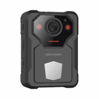 DSMCW406_64G_GPS_NS-p.png Body Camera Portátil / Grabación a 2K (4 Megapixel) / Fotos de Hasta 40 Megapixel / IP54 / H.265 / 64 GB de Almacenamiento / Microfono Integrado / GPS Modelo:DS-MCW406/64G/GPS/NS