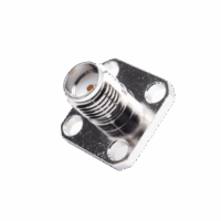 Conector SMA Hembra, Montaje de Panel Cuadrado, 4 Perforaciones, Soldable, Niquel/ Oro/ Teflón.