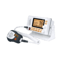 Radio Móvil Marino VHF, color blanco con receptor de GPS integrado, Tx: 156.025 - 157.425 MHz, Rx: 156.050 - 163.275 MHz, 25W de potencia, sumergible IPX8 incluye micrófono y cable de alimentación