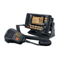 Radio Móvil Marino VHF, color negro con receptor de GPS integrado, Tx: 156.025 - 157.425 MHz, Rx: 156.050 - 163.275 MHz, 25W de potencia, sumergible IPX8 incluye micrófono y cable de alimentación